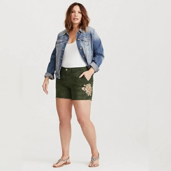 Torrid FLORAL embroidered CAMO TWILL SHORTS‎ plus - Picture 1 of 9
